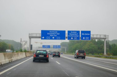 Kuzey Ren-Vestfalya, Almanya - 26 Temmuz 2019: Alman Otoyolu (autobahn) A1 karayolu trafiği. Arabalar Alman otobanına biniyor.