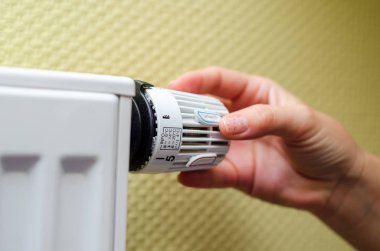 Termostat Isıtma ayarlama el yakın çekim.