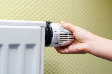 Termostat Isıtma ayarlama el yakın çekim.