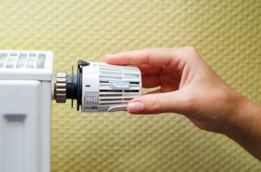 Termostat Isıtma ayarlama el yakın çekim.