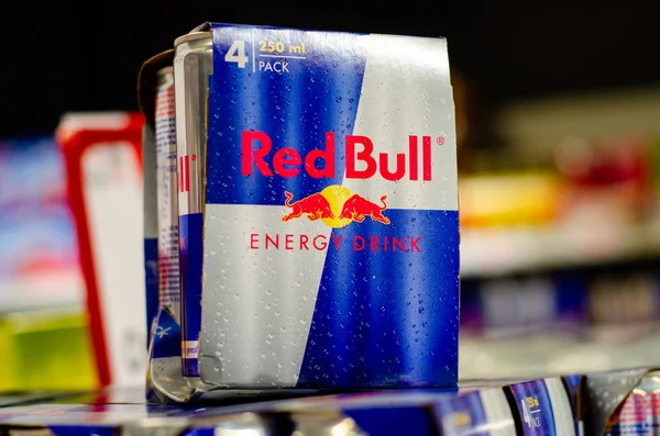 Vianden, Luxemburgo - 27 de julio de 2019: Bebidas Red Bull en venta en la tienda . — Foto de Stock