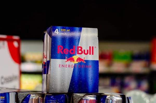 Vianden, Luxemburgo - 27 de julio de 2019: Bebidas Red Bull en venta en la tienda . — Foto de Stock