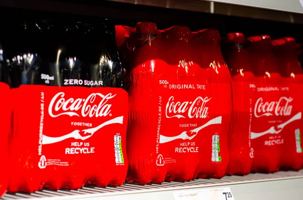 Vianden, Luxemburgo - 27 de julio de 2019: Coca-cola en botellas en venta en la tienda . — Foto de Stock