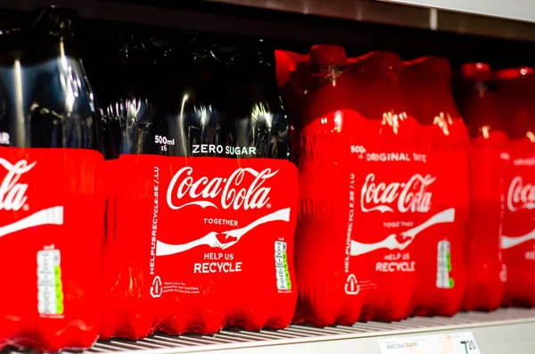 Vianden, Luxemburgo - 27 de julio de 2019: Coca-cola en botellas en venta en la tienda . — Foto de Stock