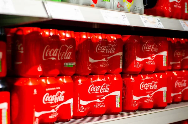 Vianden, Luxemburgo - 27 de julio de 2019: Coca-cola en botellas en venta en la tienda . — Foto de Stock