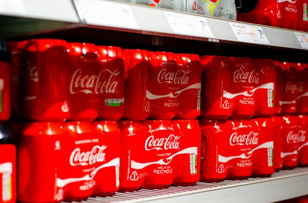 Vianden, Luxemburgo - 27 de julio de 2019: Coca-cola en botellas en venta en la tienda . — Foto de Stock