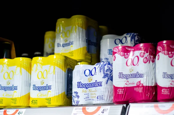 Vianden, Luxembourg-július 27, 2019: Pack Hoegaarden sör eladó a boltban. — Stock Fotó