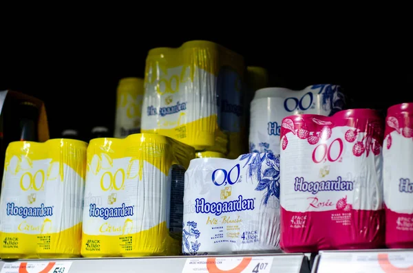 Vianden, Luxembourg - 27 juillet 2019 : Pack de bière Hoegaarden à vendre dans le magasin . — Photo