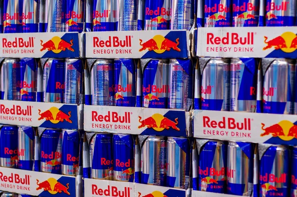 Vianden, Luxemburgo - 27 de julio de 2019: Bebidas Red Bull en venta en la tienda . — Foto de Stock