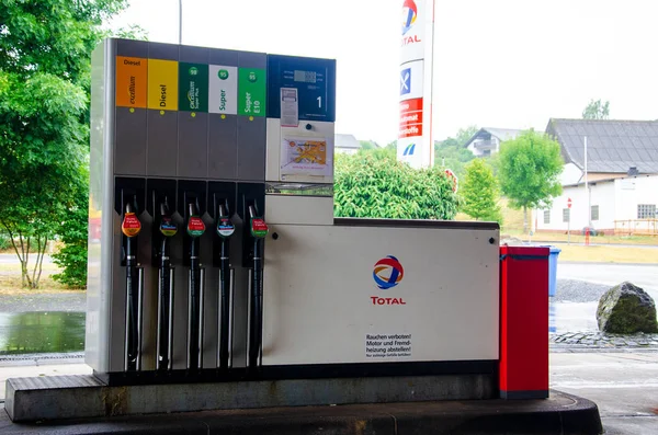 Rhénanie-du-Nord-Westphalie, Allemagne - 27 juillet 2019 : Station-service totale. Total S.A. est une multinationale française intégrée du pétrole et du gaz — Photo