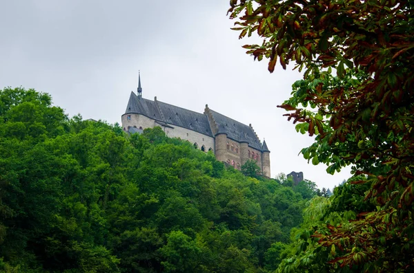 Vianden, Luxemburgo - 27 de julio de 2019: Castillo de Vianden situado en Vianden, en el norte de Luxemburgo, es uno de los castillos fortificados más grandes al oeste del Rin . — Foto de Stock