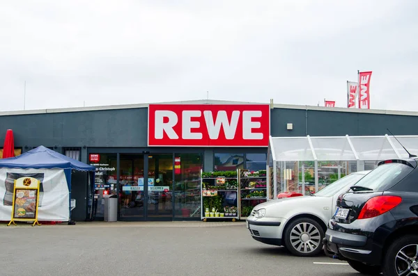 РЭШ супермаркет. REWE Group - немецкая диверсифицированная группа розничных и туристических кооперативов, базирующаяся в Кёльне, Германия . — стоковое фото