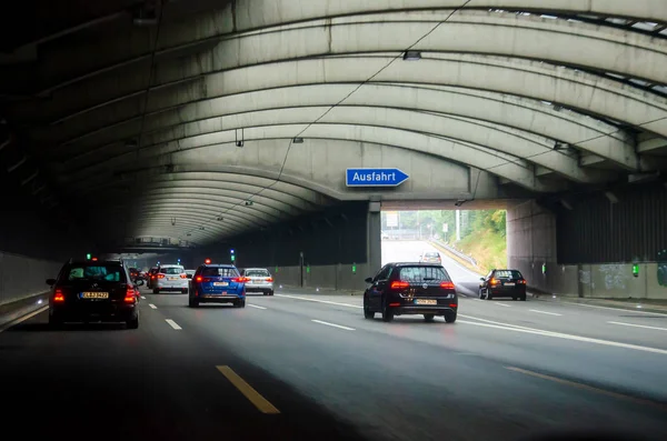 Αυτοκίνητα που οδηγούν μέσα από το τούνελ. Αυτόματος σιδηρόδρομος 1-σήραγγες Lβενισέρ. — Φωτογραφία Αρχείου