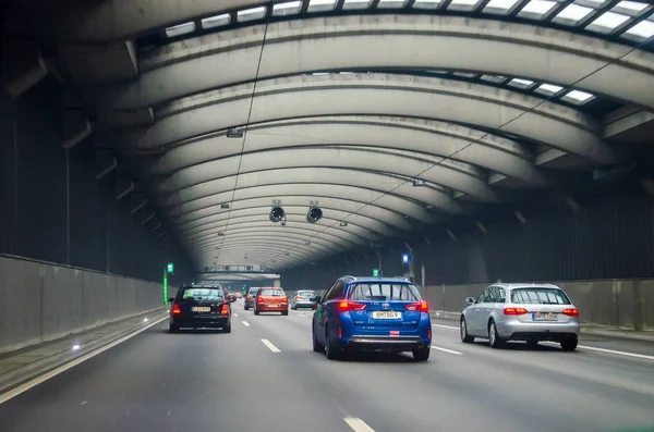 Colonia, Alemania - 28 de julio de 2019: Coches que conducen a través del túnel. Autobahn 1- Túneles de autobahn Lvenicher . — Foto de Stock