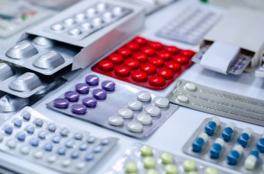 Blister ambalajında farklı hapların yakın çekim.