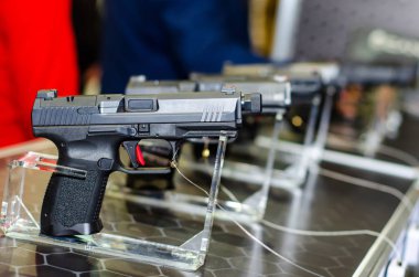 Silah Gösterimi Stantları. Mağazada satılık tabancalar.