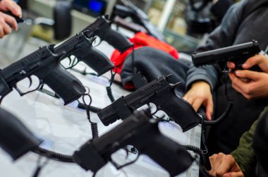 Silah Gösterimi Stantları. Mağazada satılık tabancalar.