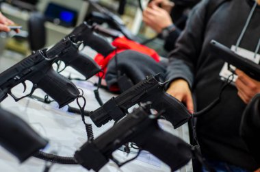 Silah Gösterimi Stantları. Mağazada satılık tabancalar.