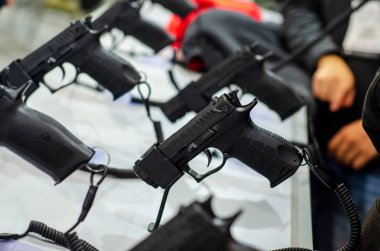 Silah Gösterimi Stantları. Mağazada satılık tabancalar.