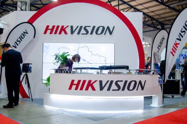 Kyiv, Ukrayna - 09 Ekim 2019: Hikvision Exposition Stand. Hangzhou Hikvision Dijital Teknoloji Şirketi, Ltd. Çinli bir üretici ve dünyanın en büyük video izleme ürünleri tedarikçisidir..