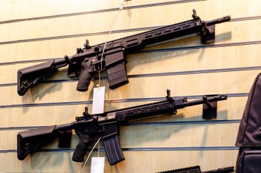 Tüfekli silah rafı.