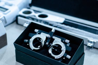 Göz testi gözlüklerini kapat.