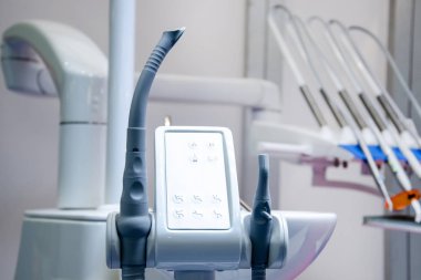 Dişçinin ofisi, dişçi tıbbi aletleri. Dişçi araçları.