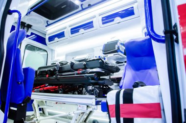 Tıbbi malzemelerle birlikte bir ambulans arabasının içinde..