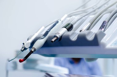 Dişçinin ofisi, dişçi tıbbi aletleri. Dişçi araçları.