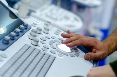 Klinikteki ultrason makinesinin yakın plan görüntüsü..