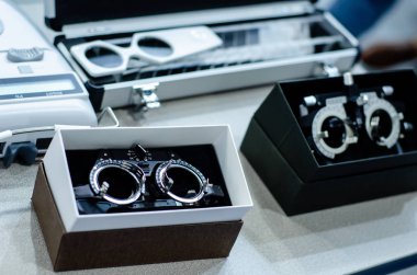 Göz testi gözlüklerini kapat.