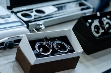 Göz testi gözlüklerini kapat.