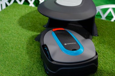 Kyiv, Ukrayna - 28 Eylül 2019: Gardena Sileno Şehri 250 Robotik Çim biçme makinesi