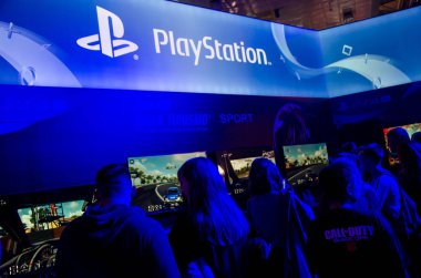 Kyiv, Ukrayna - 28 Eylül 2019: Çocuklar Ps4 'te Gran Turismo Sport oyunu oynuyorlar.