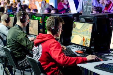 Kyiv, Ukrayna - 28 Eylül 2019: Çocuklar C: Go video oyunu oynuyorlar.