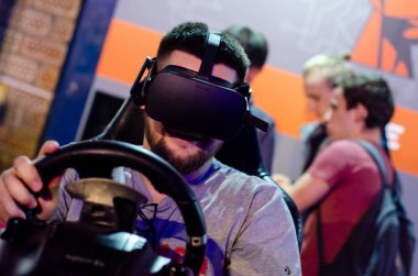 Kyiv, Ukrayna - 28 Eylül 2019: VR araba yarışı oynayan adam