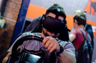 Kyiv, Ukrayna - 28 Eylül 2019: VR araba yarışı oynayan adam