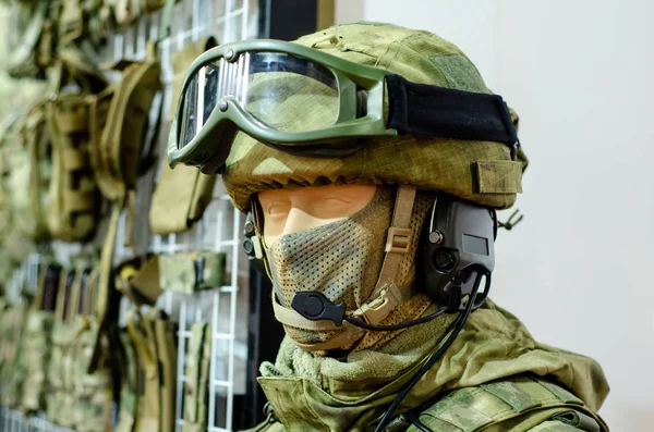 Skyltdockor i militär uniform i en militär butik — Stockfoto
