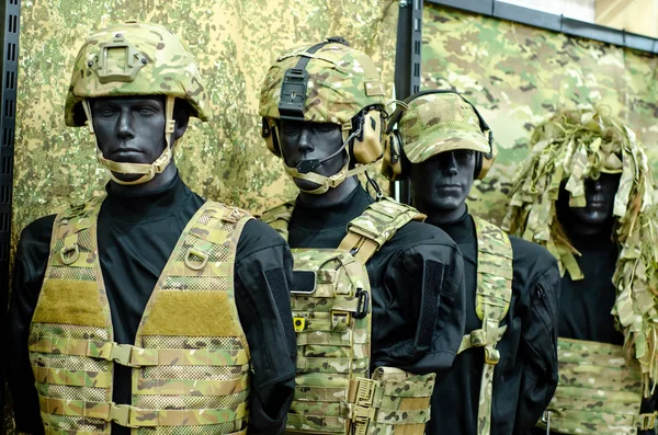 军械库里穿着军服的人体模特 — 图库照片
