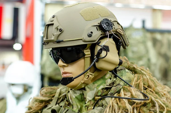 军械库里穿着军服的人体模特 — 图库照片