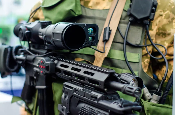Arma de las Fuerzas Especiales. Rifle de asalto con mira nocturna de francotirador . —  Fotos de Stock