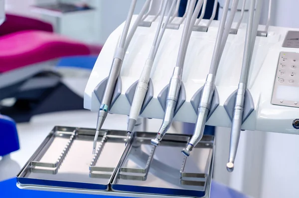 Oficina del dentista, instrumentos médicos del dentista. Herramientas de dentista. —  Fotos de Stock