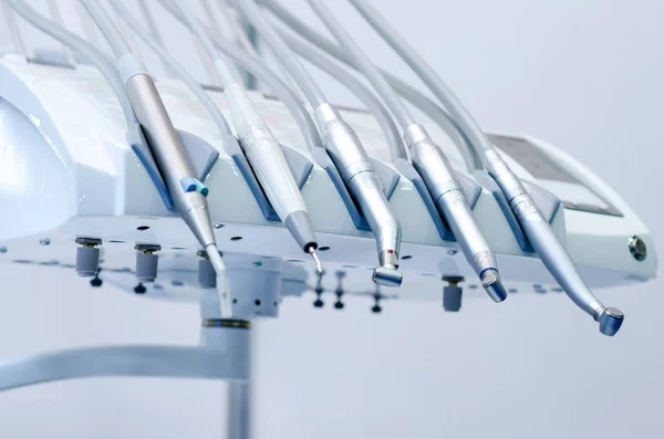 Gabinet dentystyczny, instrumenty medyczne dentysty. Narzędzia dentystyczne. — Zdjęcie stockowe