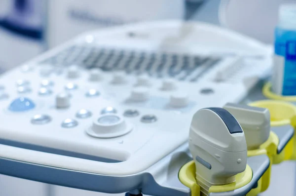 Primer plano de la máquina de ultrasonido en la clínica. —  Fotos de Stock