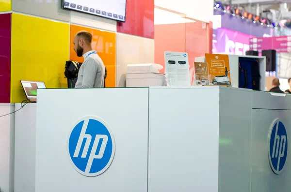 คีฟ ยูเครน 28 กันยายน 2019: Hewlett-Packard HP Exhibition Stand ที่นิทรรศการ . — ภาพถ่ายสต็อก