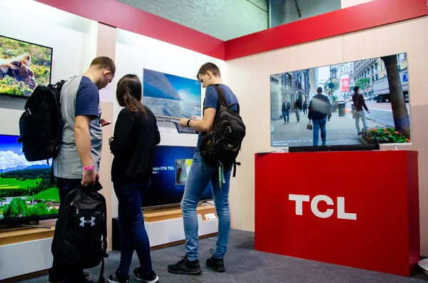 Киев, Украина - 28 сентября 2019 года: стенд TCL на выставке — стоковое фото