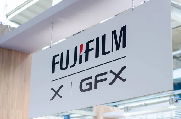 Kiev, Ucrânia - 28 de setembro de 2019: Placa de sinalização Fujifilm X GFX na exposição . — Fotografia de Stock