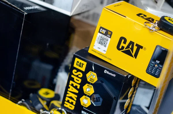 Киев, Украина - 28 сентября 2019 г.: CAT телефоны для продажи в магазине . — стоковое фото
