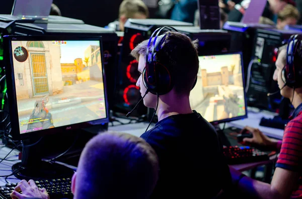 Kyiv, Ukraina - 28 September 2019: Mereka memainkan CS: GO — Stok Foto