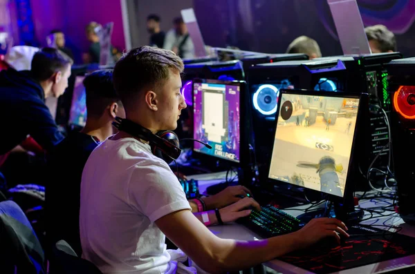 우크라이나, 키예프 - 2019 년 9 월 28 일: 남자들 이 CS 게임을 하고 있다 : Go video game. — 스톡 사진